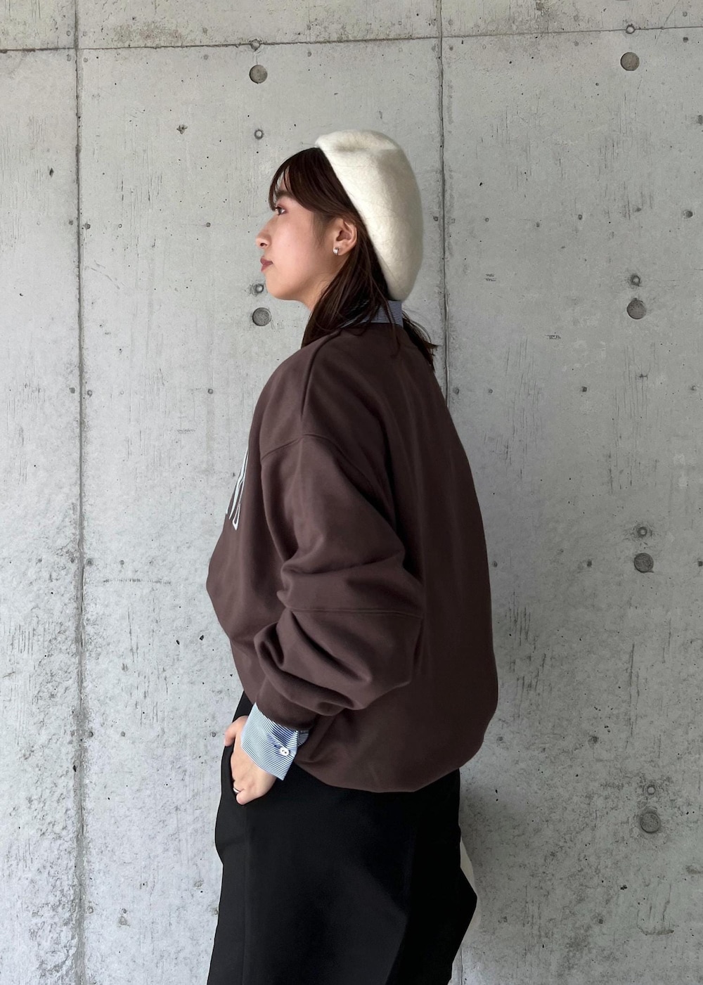 「ショートパンツ、ファー、ベレー帽、24AW秋の新作、ウエストマーク、ハーフパンツ、初秋コーデ、秋コーデ、お出かけコーデ、旅行コーデ、女子会コーデ、韓国ファッション、大人カジュアル、パンツスタイル、体型カバー」｜「Juzeのタンクソールサイドニットブーツ（ブーツ、ホワイト系）」を使った、スズさん（レディース・152cm）の秋コーディネートの5枚目の写真