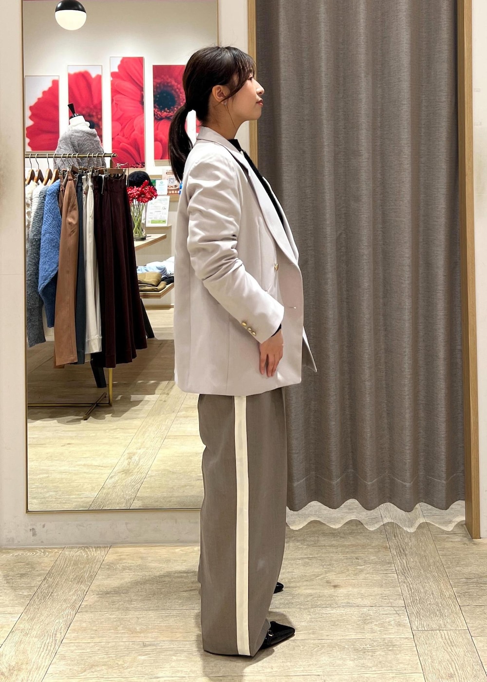 ブラック系のニット/セーター、ブラック系のパンプス、グレー系のその他パンツを着用したレディースの冬コーディネートの5枚目の写真