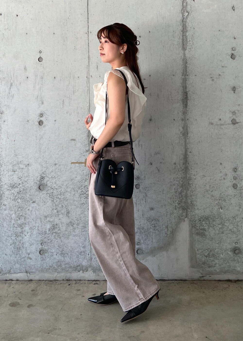 ブラック系のパンプス、ホワイト系のシャツ/ブラウス、ブラック系のショルダーバッグを着用したレディースの夏コーディネートの4枚目の写真