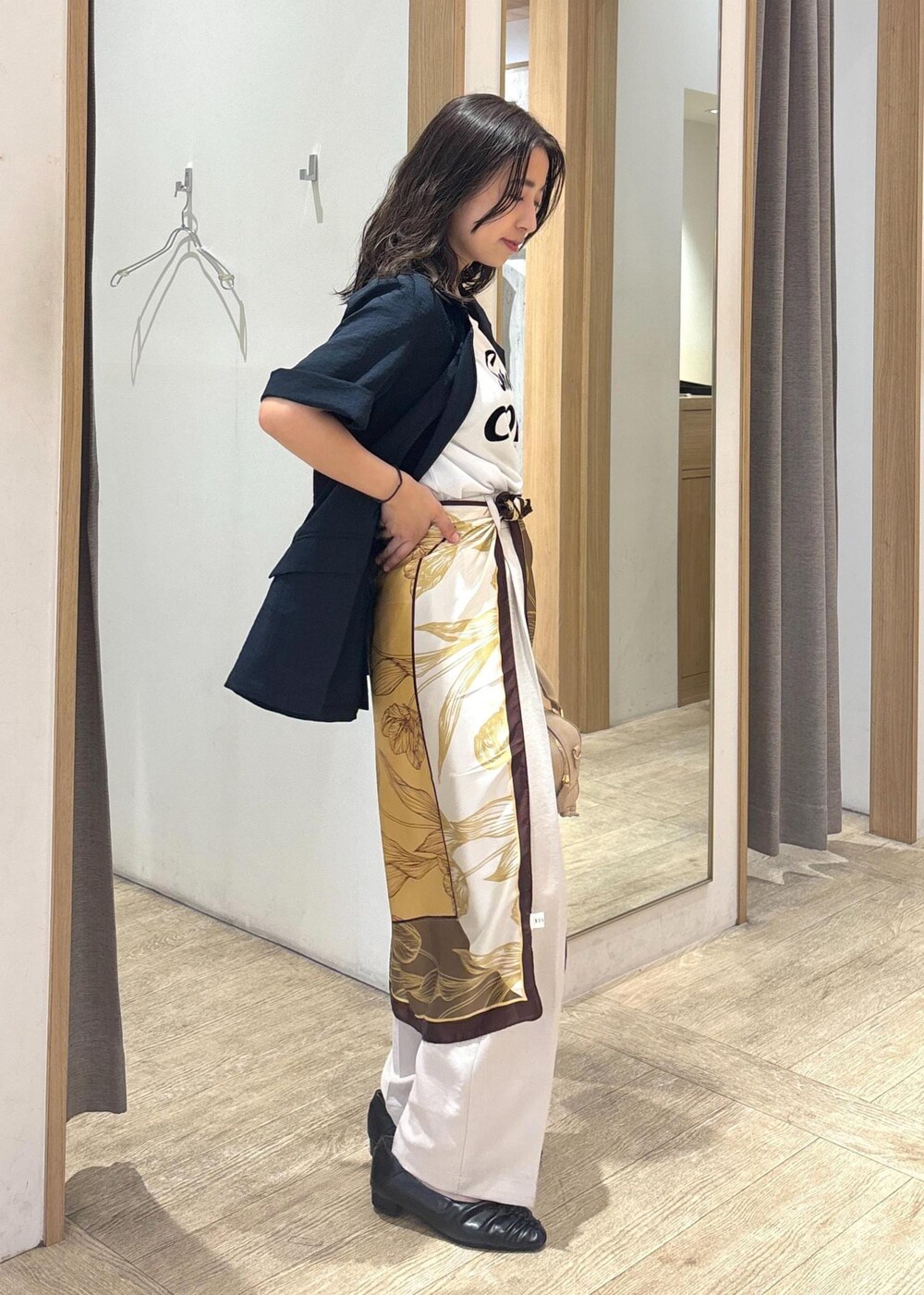 ホワイト系のTシャツ/カットソー、ホワイト系のスラックス、ブルー系のテーラードジャケットを着用したレディースの秋コーディネートの2枚目の写真