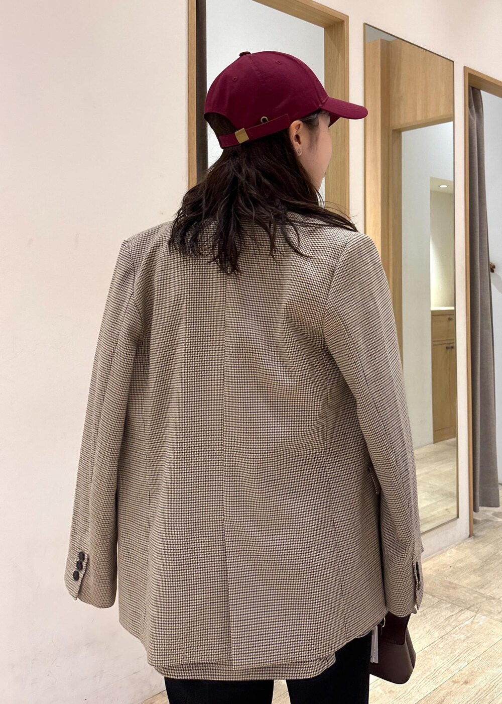 ブラウン系のショルダーバッグ、ベージュ系のテーラードジャケット、ベージュ系のキャミソールを着用したレディースの秋コーディネートの7枚目の写真