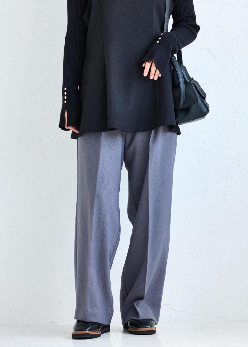 ブラック系のローファー、ブラック系のキャミソール、グレー系のスラックスを着用したレディースの夏コーディネートの7枚目の写真