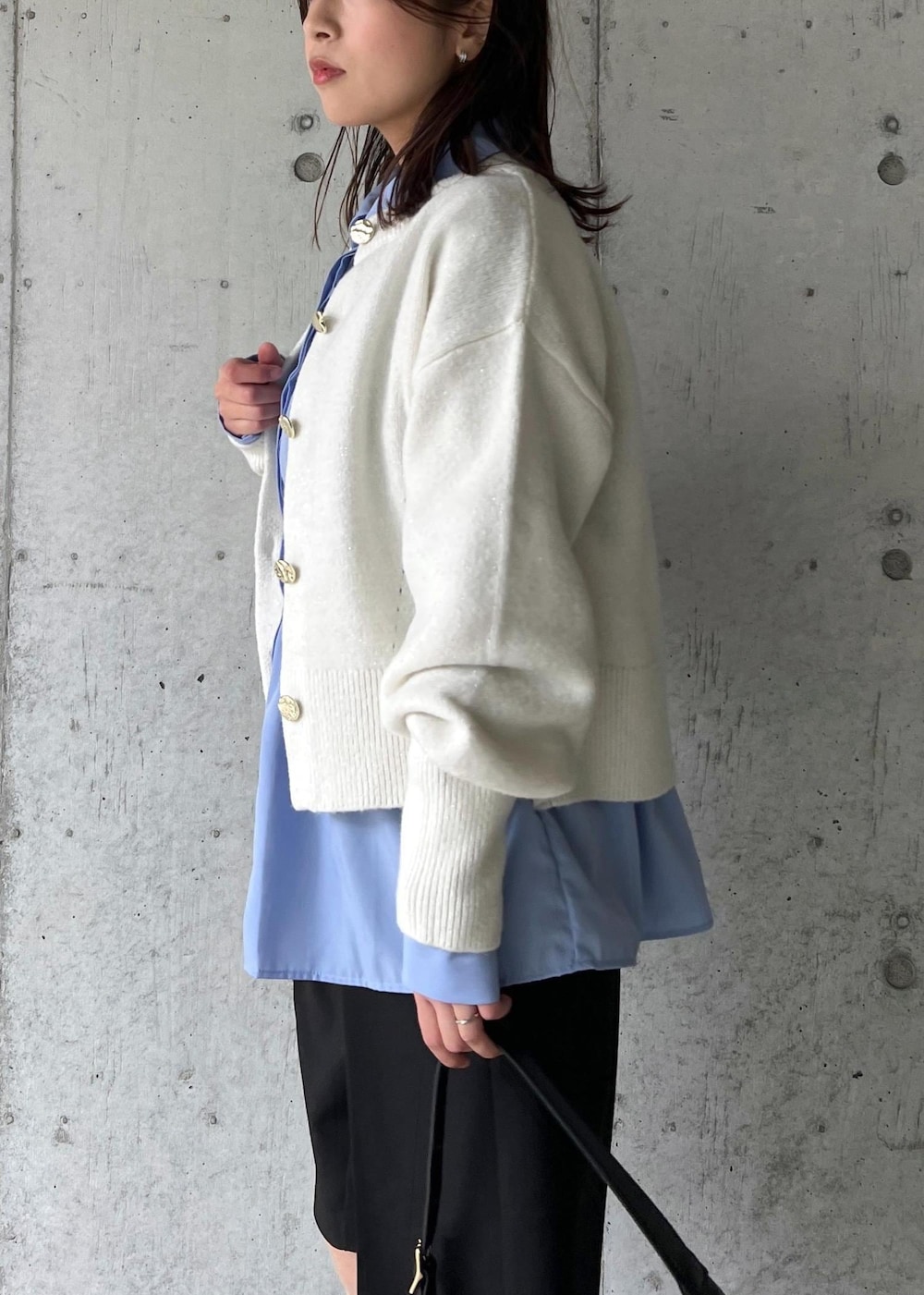 ブラック系のブーツ、ブルー系のシャツ/ブラウス、ホワイト系のカーディガン/ボレロを着用したレディースの冬コーディネートの8枚目の写真