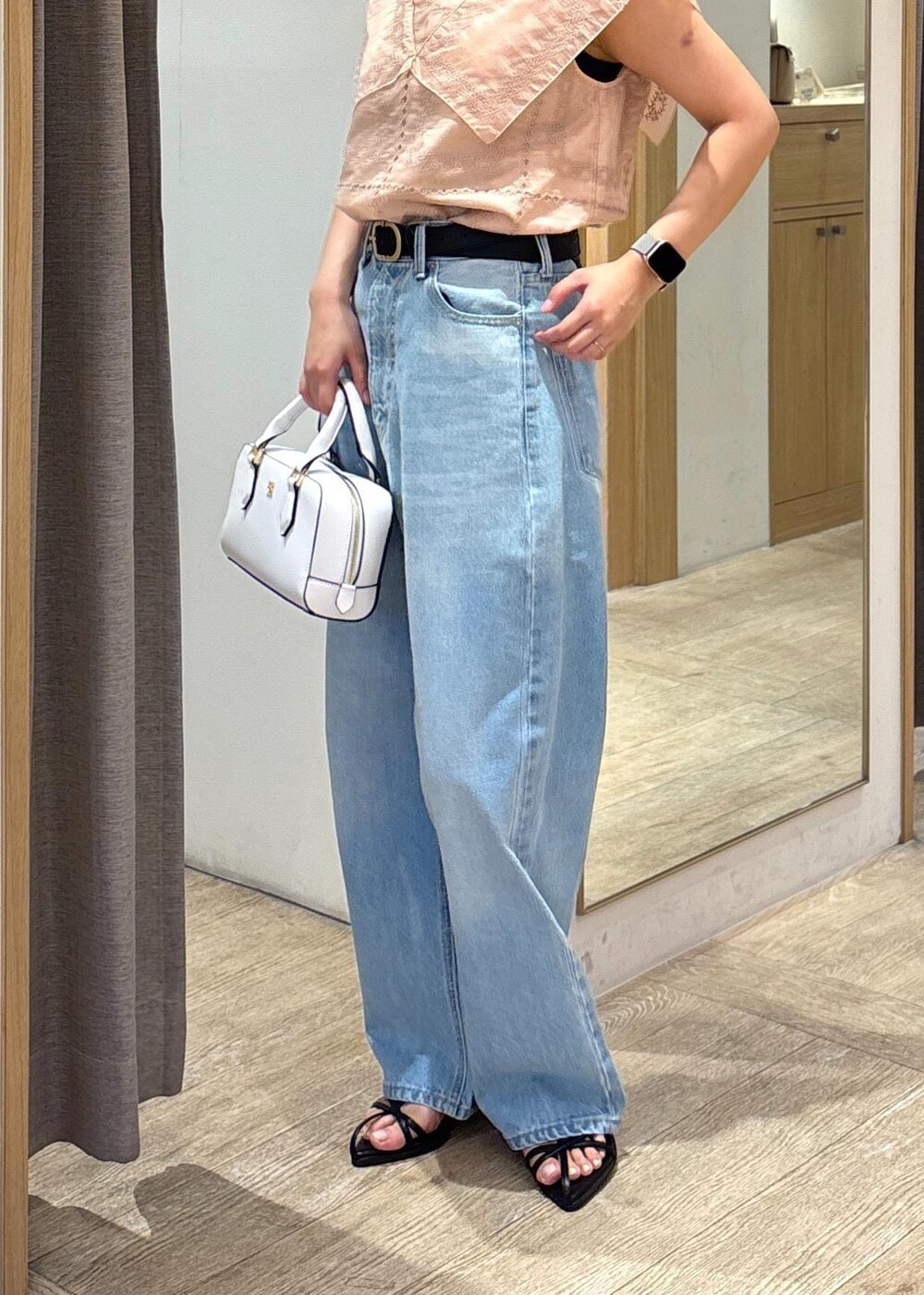 ブルー系のデニムパンツ、ブラック系のサンダル、ブラック系のショルダーバッグを着用したレディースの夏コーディネートの7枚目の写真