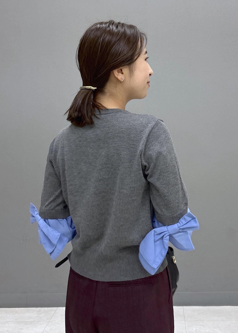 ブラック系のショルダーバッグ、シルバー系のパンプス、ブラウン系のその他パンツを着用したレディースの夏コーディネートの6枚目の写真