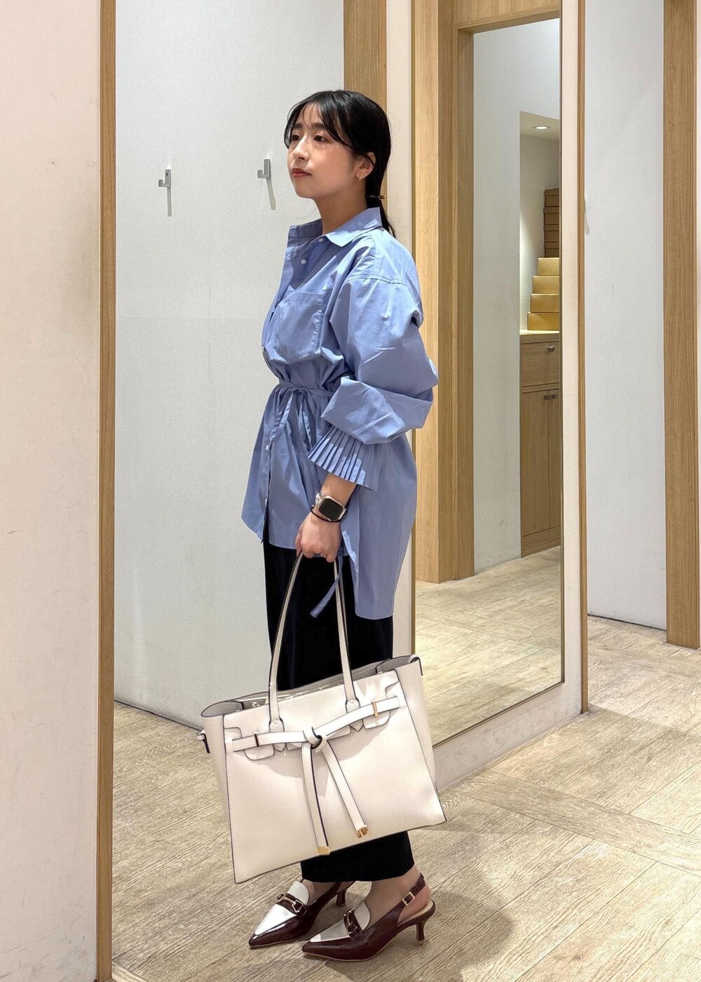 ブルー系のスカート、ブルー系のシャツ/ブラウス、ホワイト系のトートバッグを着用したレディースの春コーディネートの3枚目の写真