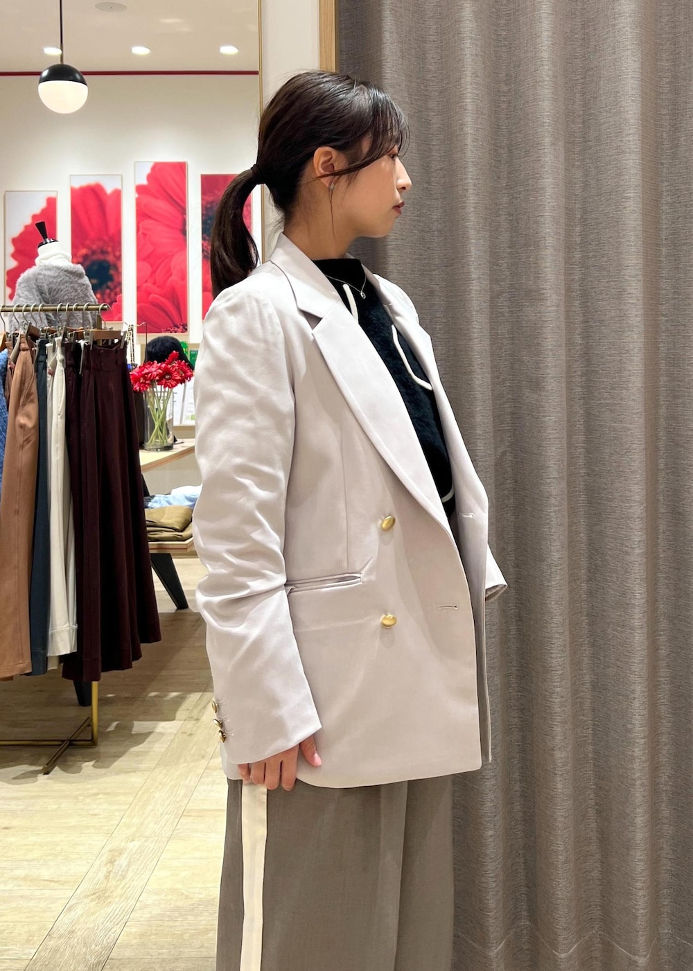 ブラック系のニット/セーター、ブラック系のパンプス、グレー系のその他パンツを着用したレディースの冬コーディネートの7枚目の写真