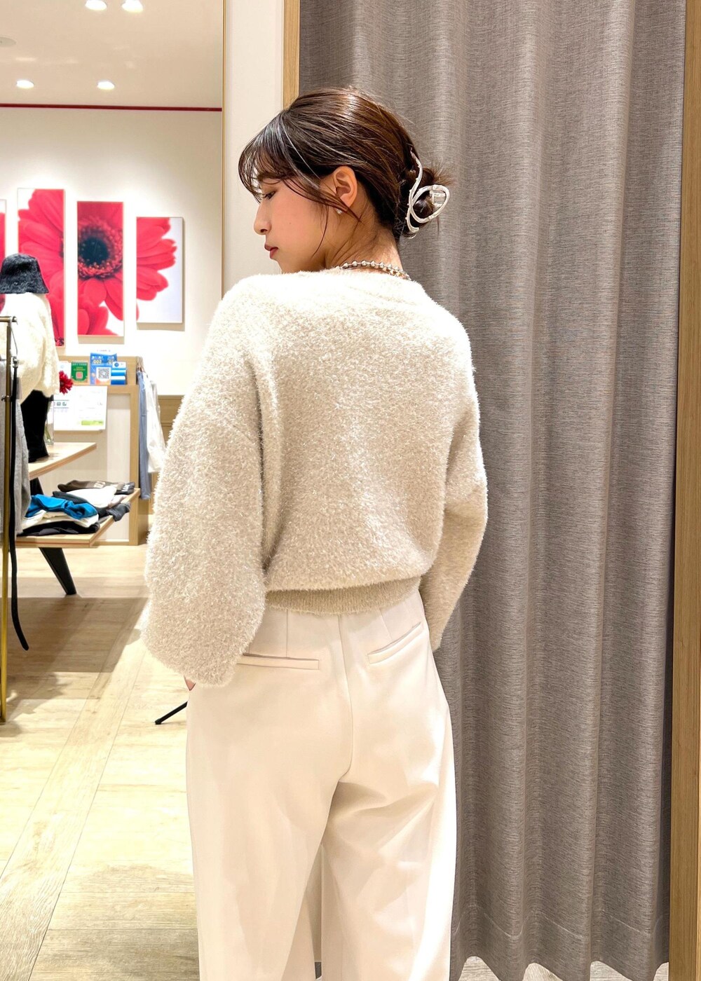 シルバー系のパンプス、ベージュ系のニット/セーター、ホワイト系のスラックスを着用したレディースの冬コーディネートの6枚目の写真