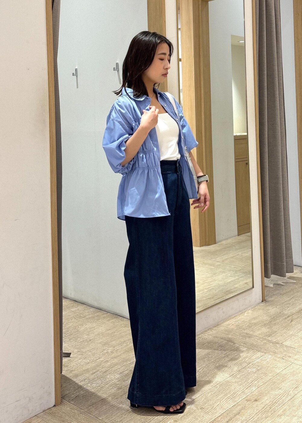 「ワイドデニム、25SS夏の新作、初夏コーデ、夏コーデ、デートコーデ、お出かけコーデ、旅行コーデ、推し活コーデ、女子会コーデ、韓国ファッション、大人カジュアル、パンツスタイル、カジュアルコーデ、ヘルシーコーデ、VIS」｜「VISのグリッターワイドデニムパンツ（デニムパンツ、ブルー系）」を使った、スズさん（レディース・152cm）の春コーディネートの2枚目の写真