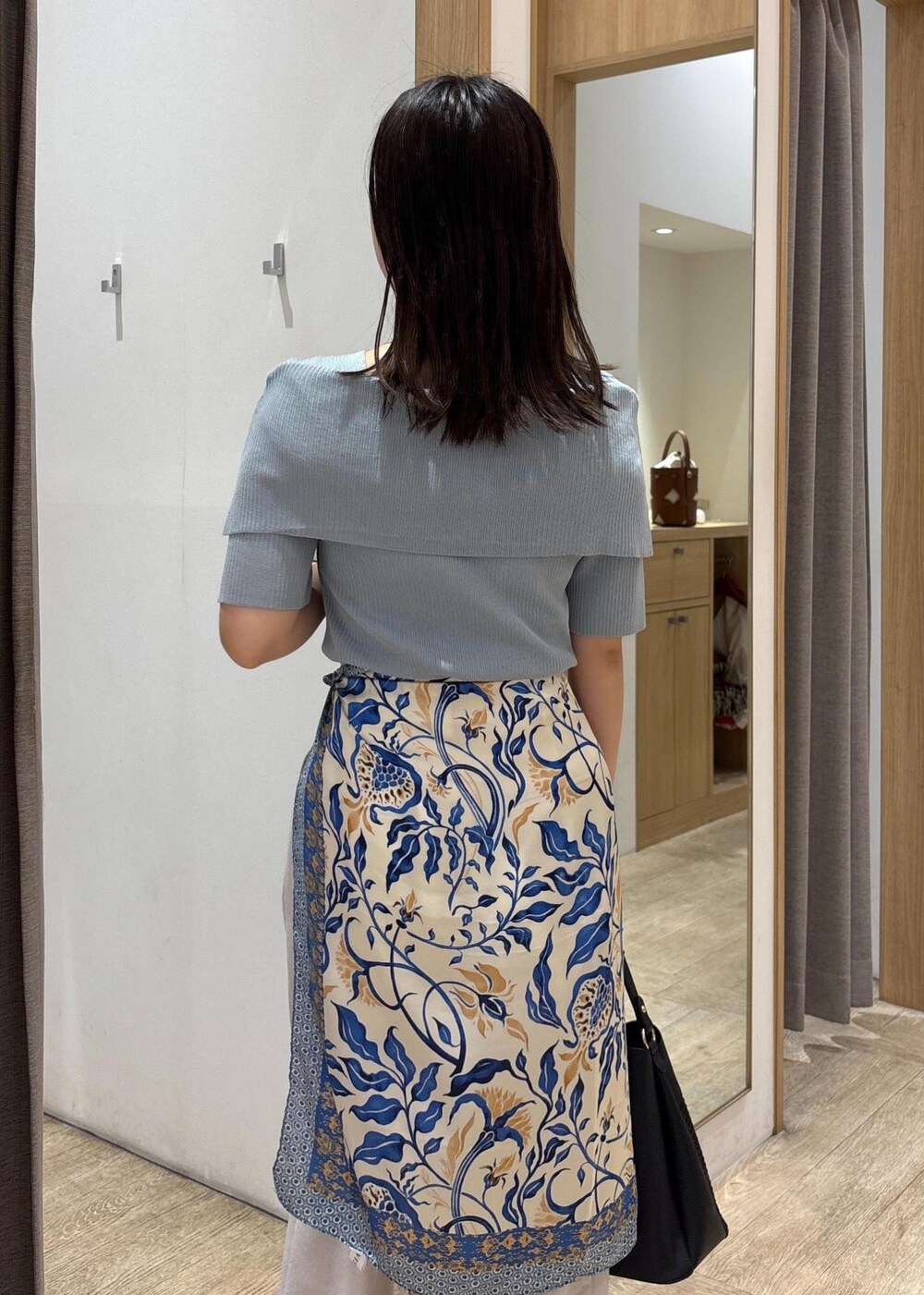 ブラウン系のパンプス、グリーン系のニット/セーター、ホワイト系のスラックスを着用したレディースの夏コーディネートの8枚目の写真