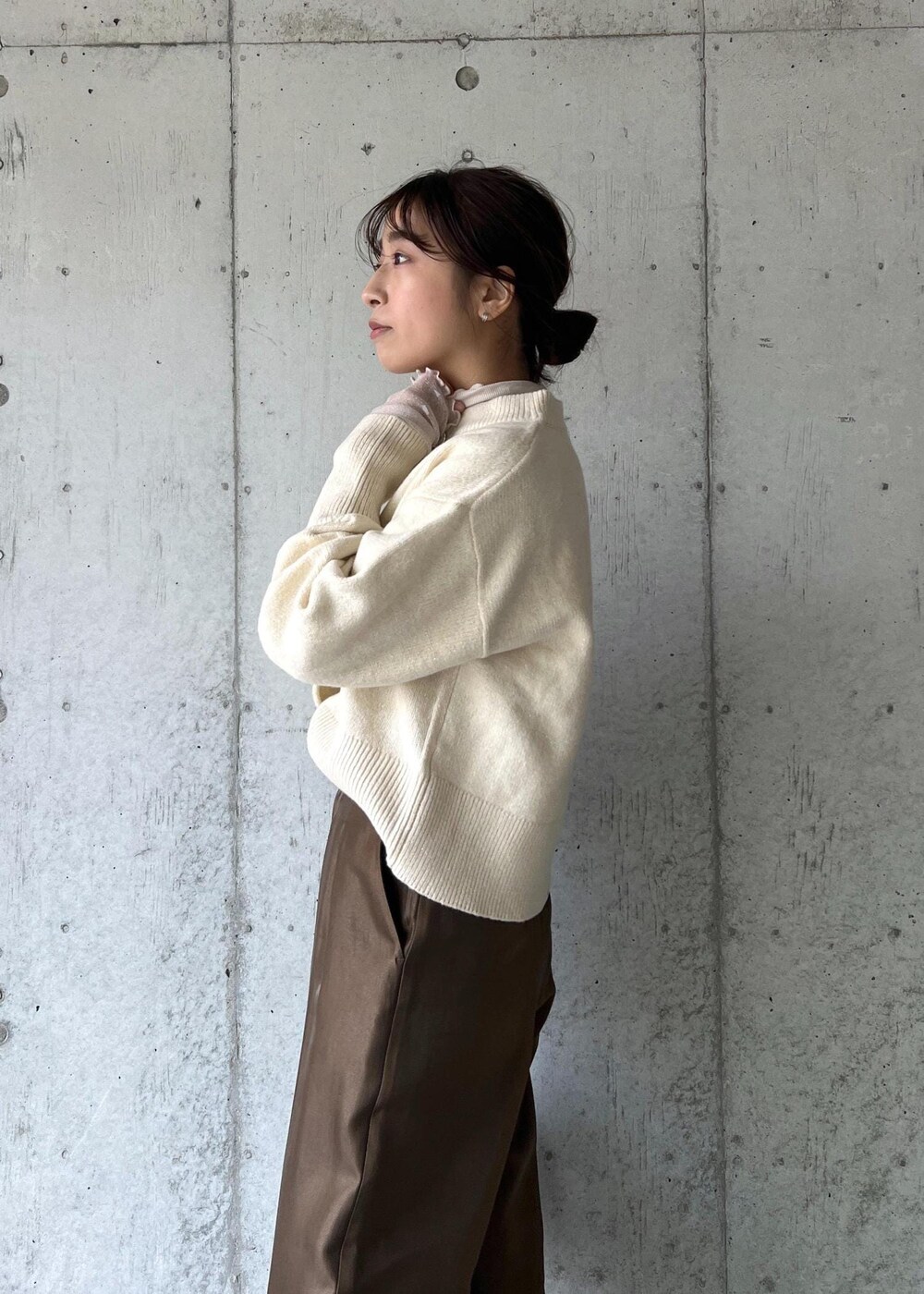 「ワイドパンツ、ウエストマーク、24AW冬の新作、24AW20、Wsweater_pickup、W雑貨_pickup、秋コーデ、初冬コーデ、冬コーデ、お出かけコーデ、旅行コーデ、推し活コーデ、大人カジュアル、パンツスタイル、体型カバー」｜「Juzeのタンクソールサイドニットブーツ（ブーツ、ホワイト系）」を使った、スズさん（レディース・152cm）の冬コーディネートの7枚目の写真
