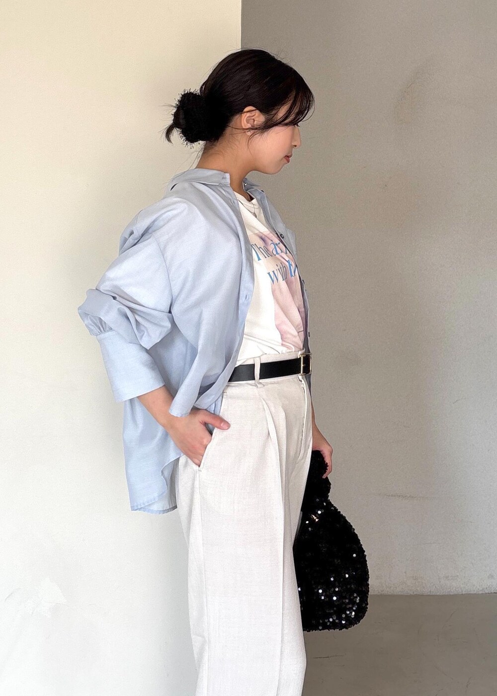 ブラック系のバレエシューズ、ブルー系のシャツ/ブラウス、ホワイト系のTシャツ/カットソーを着用したレディースの春コーディネートの7枚目の写真