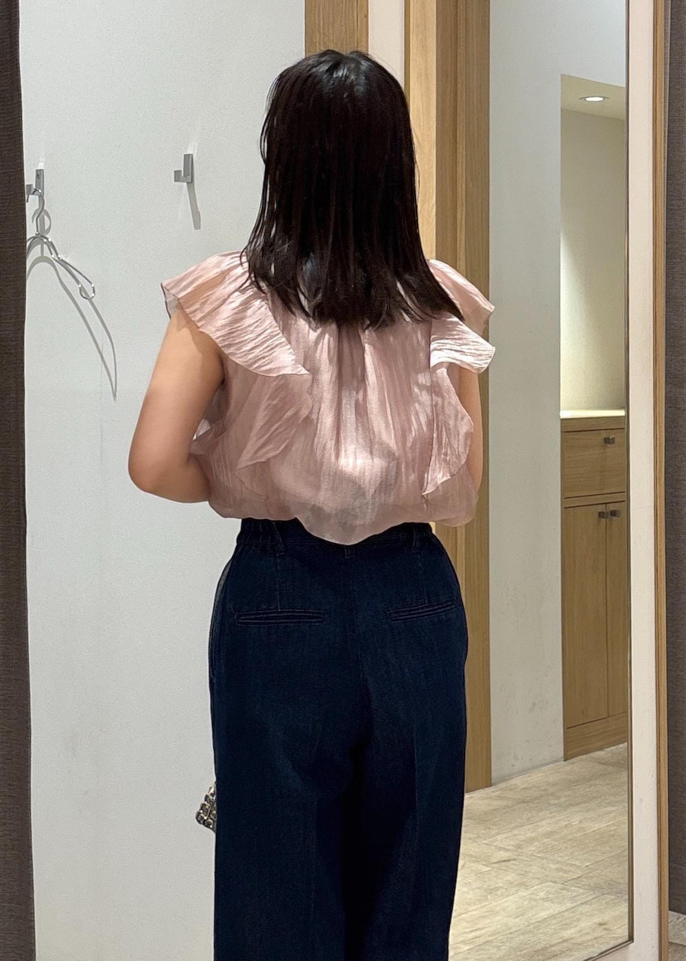 ブラック系のサンダル、ピンク系のシャツ/ブラウス、ブルー系のデニムパンツを着用したレディースの夏コーディネートの7枚目の写真