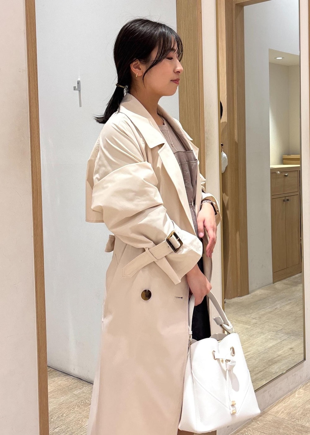 「ミニスカート、25SS春の新作、初春コーデ、春コーデ、デートコーデ、お出かけコーデ、旅行コーデ、推し活コーデ、女子会コーデ、大人カジュアル、スカートスタイル、フェミニンコーデ、VIS、ウェーブ、ブルべ夏」｜「VISの【累計10,000点突破】【2WAY】ハートカットバッグ（ショルダーバッグ、ホワイト系）」を使った、スズさん（レディース・152cm）の春コーディネートの5枚目の写真
