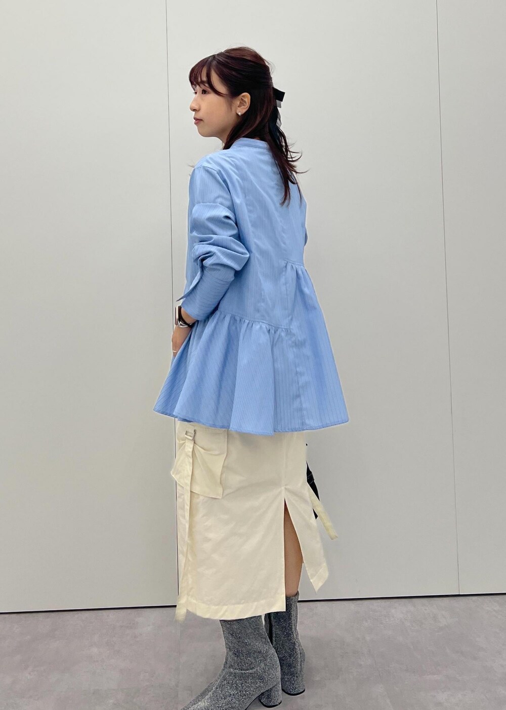 ホワイト系のスカート、シルバー系のブーツ、ブルー系のシャツ/ブラウスを着用したレディースの秋コーディネートの4枚目の写真