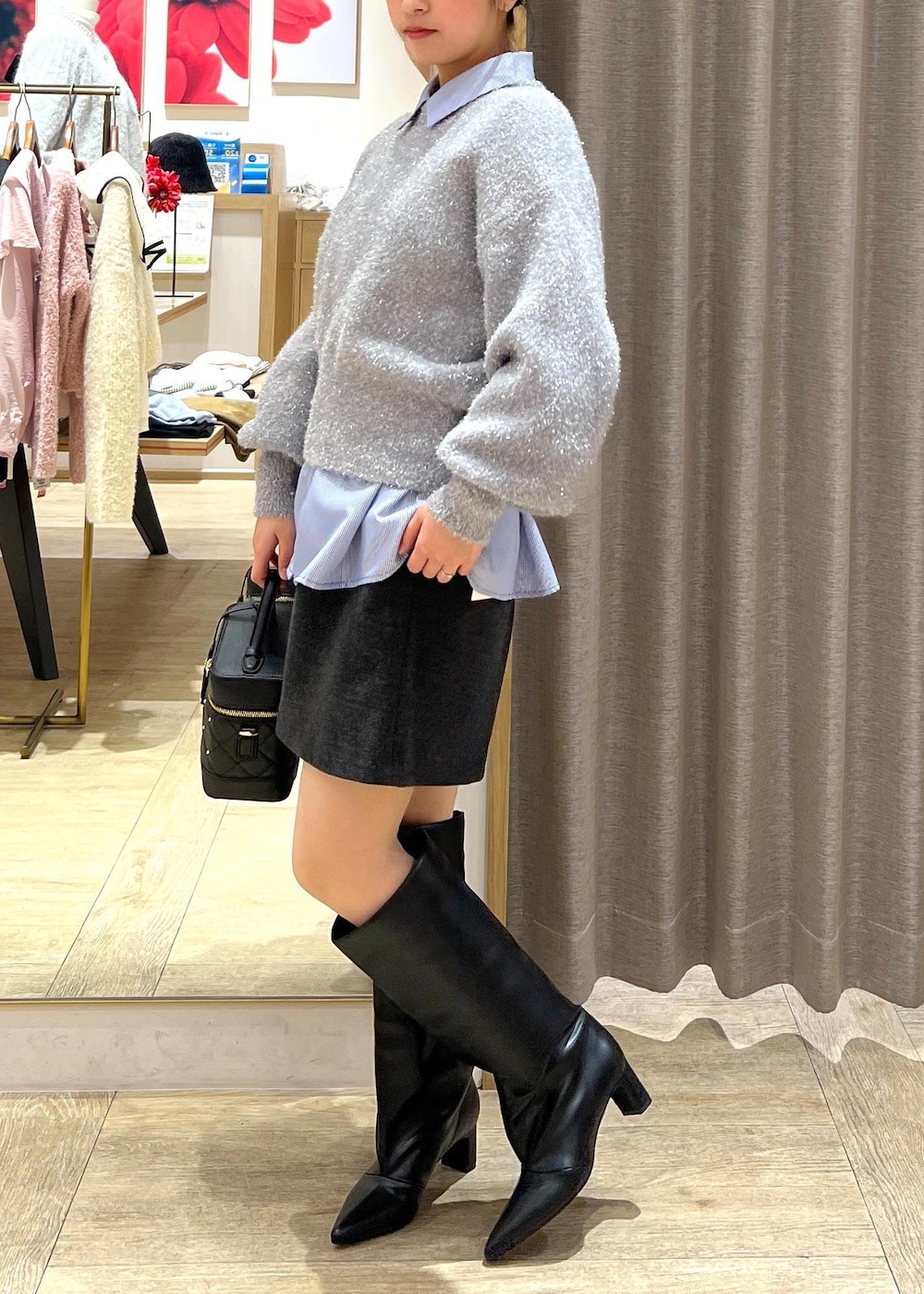 グレー系のその他パンツ、ブラック系のブーツ、ブルー系のシャツ/ブラウスを着用したレディースの冬コーディネートの3枚目の写真