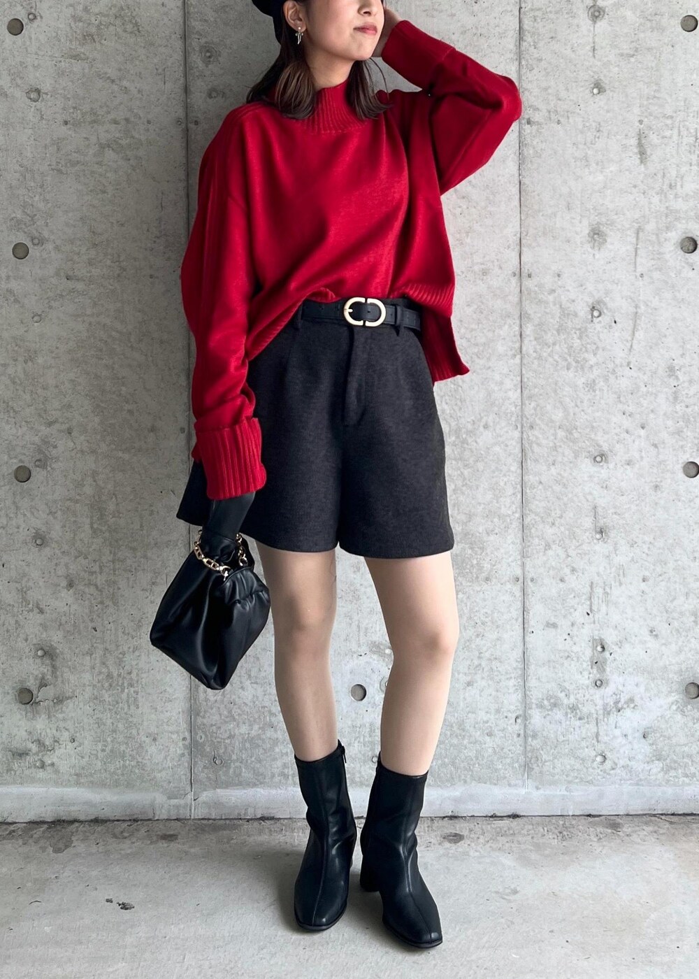 ブラック系のハンドバッグ、グレー系のその他パンツ、ブラック系のブーツを着用したレディースの秋コーディネートの2枚目の写真