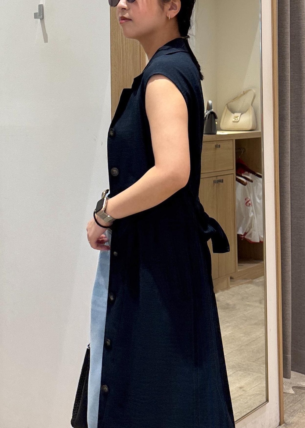 「インナー、ジレ、ロングジレ、25SS夏の新作、初夏コーデ、夏コーデ、デートコーデ、お出かけコーデ、旅行コーデ、女子会コーデ、大人カジュアル、パンツスタイル、カジュアルコーデ、ヘルシーコーデ、シンプルコーデ」｜「VISの18mm幅ニュアンス変形ベルト（ベルト、ブラック系）」を使った、スズさん（レディース・152cm）の春コーディネートの9枚目の写真
