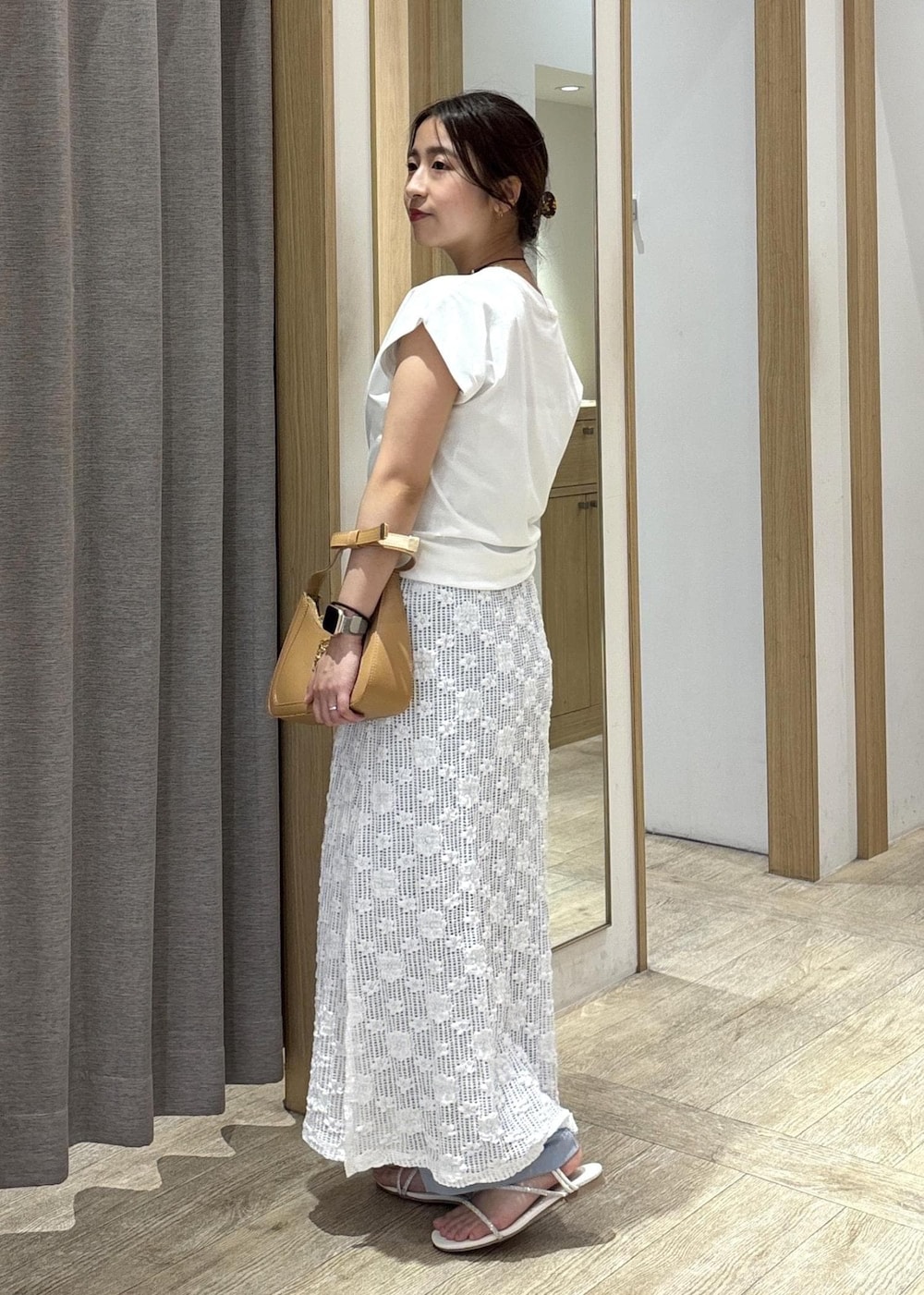 イエロー系のショルダーバッグ、ホワイト系のサンダル、ブルー系のその他パンツを着用したレディースの春コーディネートの2枚目の写真
