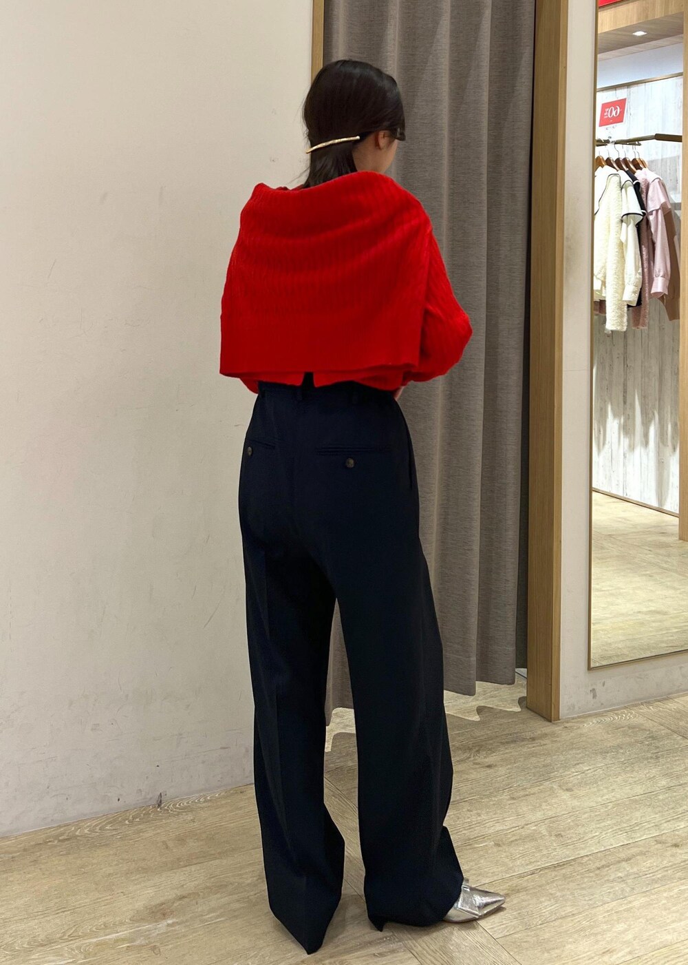 シルバー系のパンプス、レッド系のカーディガン/ボレロ、レッド系のニット/セーターを着用したレディースの冬コーディネートの4枚目の写真