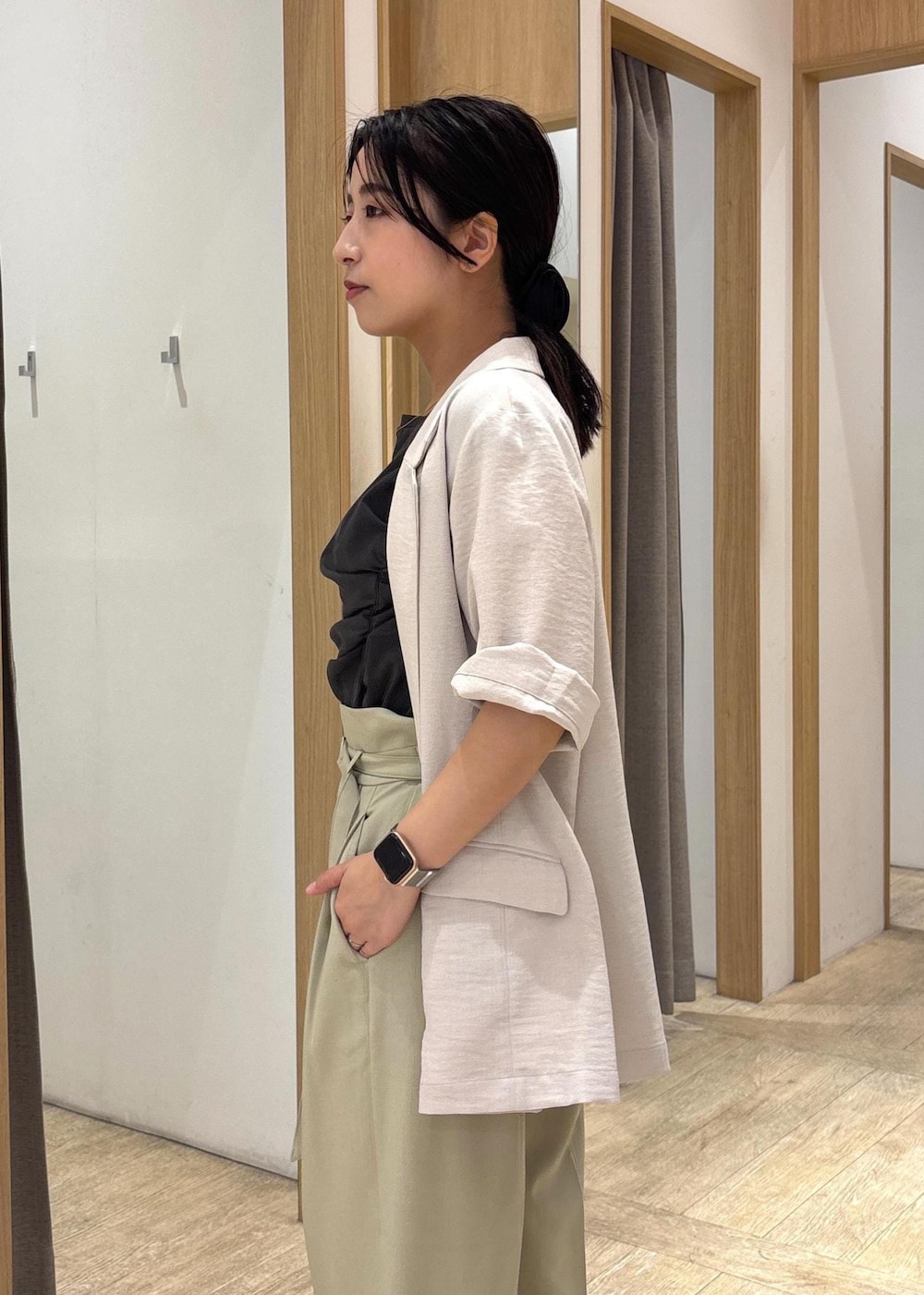 レッド系のサンダル、グレー系のTシャツ/カットソー、グリーン系のスラックスを着用したレディースの夏コーディネートの8枚目の写真