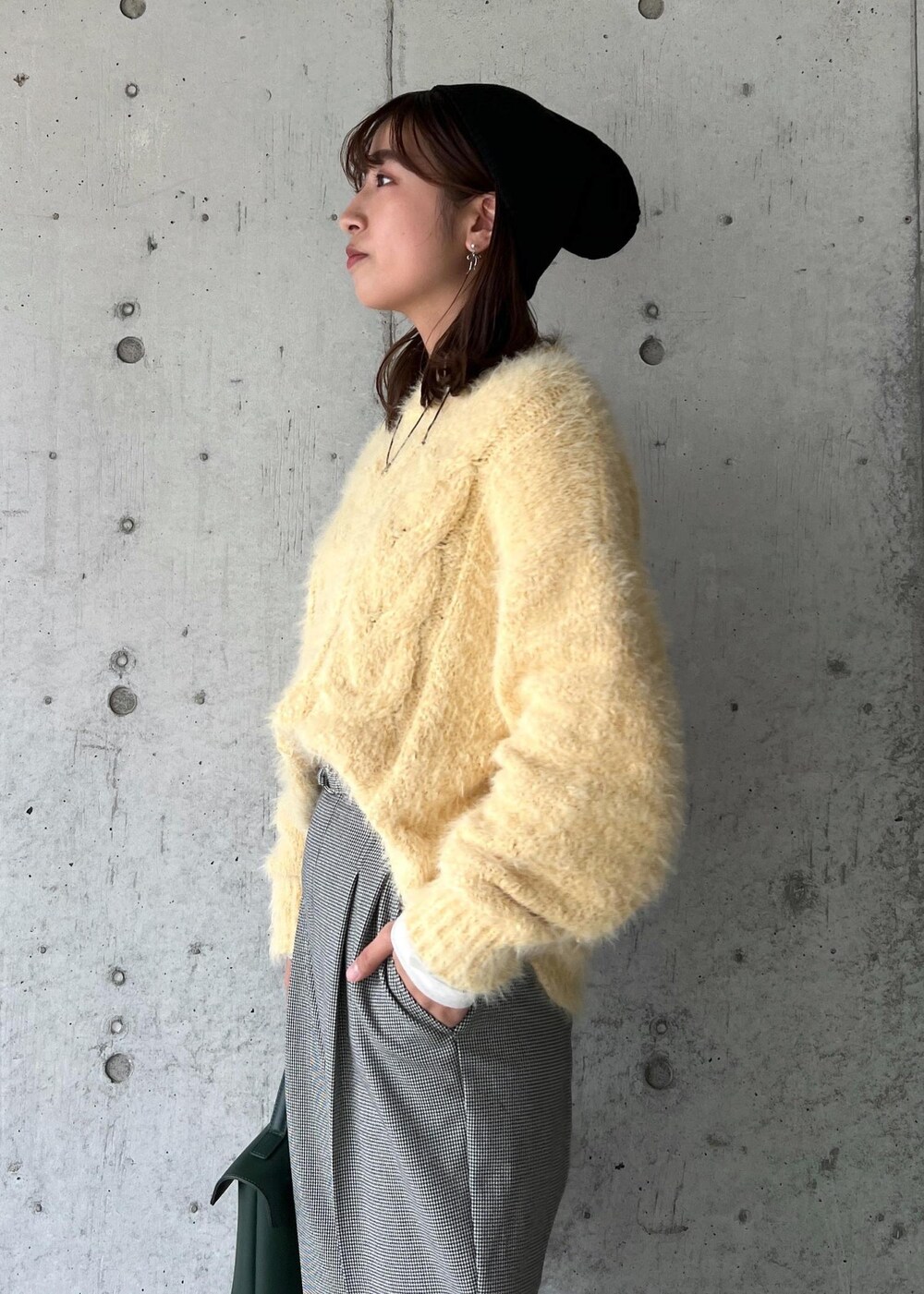 ホワイト系のブーツ、イエロー系のニット/セーター、ホワイト系のTシャツ/カットソーを着用したレディースの秋コーディネートの6枚目の写真