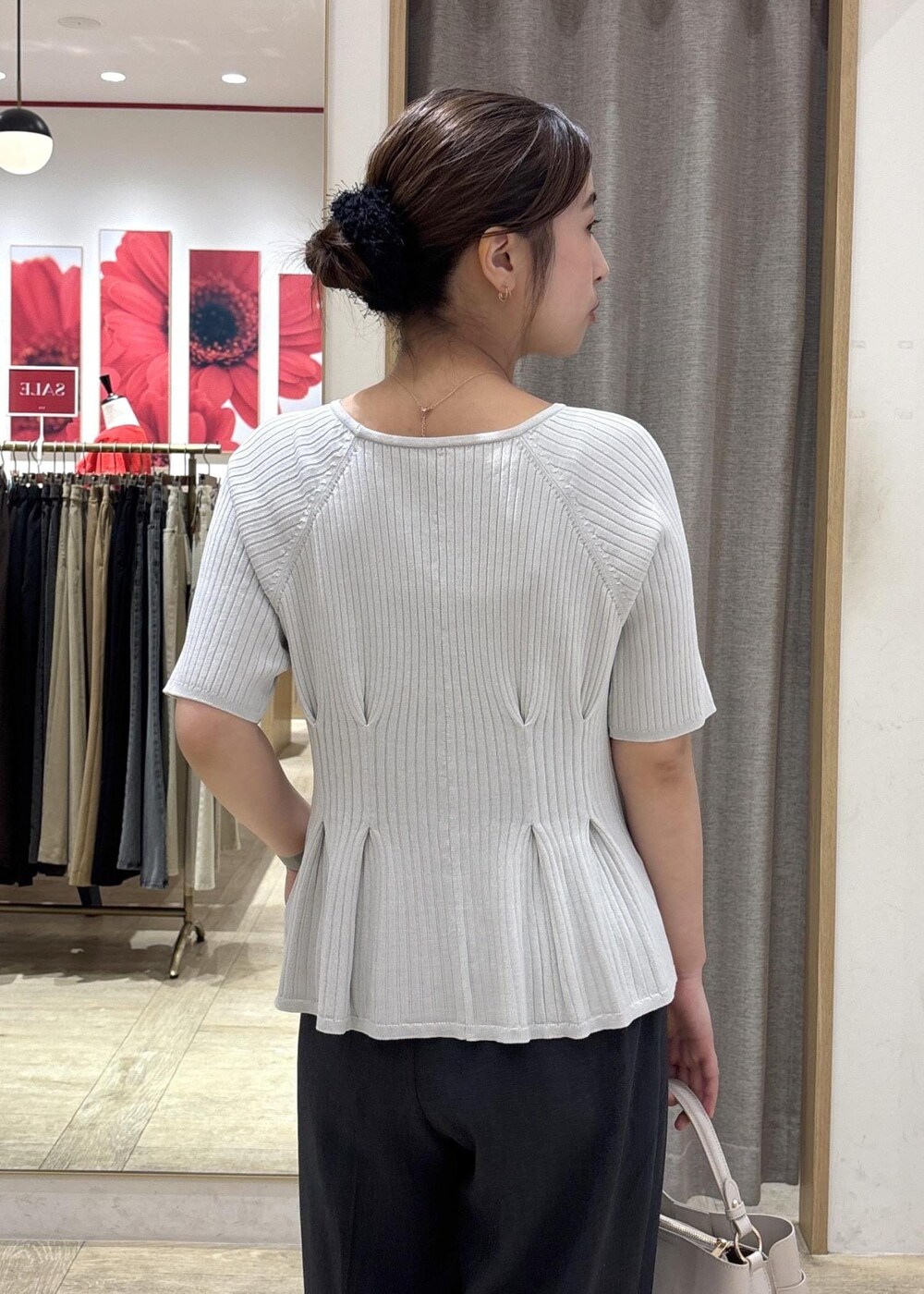 グレー系のその他パンツ、ブラック系のサンダル、ブルー系のカーディガン/ボレロを着用したレディースの夏コーディネートの7枚目の写真