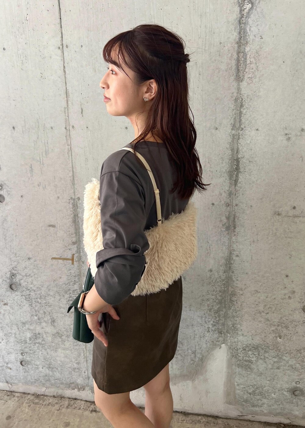 ホワイト系のブーツ、ブラウン系のスカート、ホワイト系のキャミソールを着用したレディースの秋コーディネートの7枚目の写真