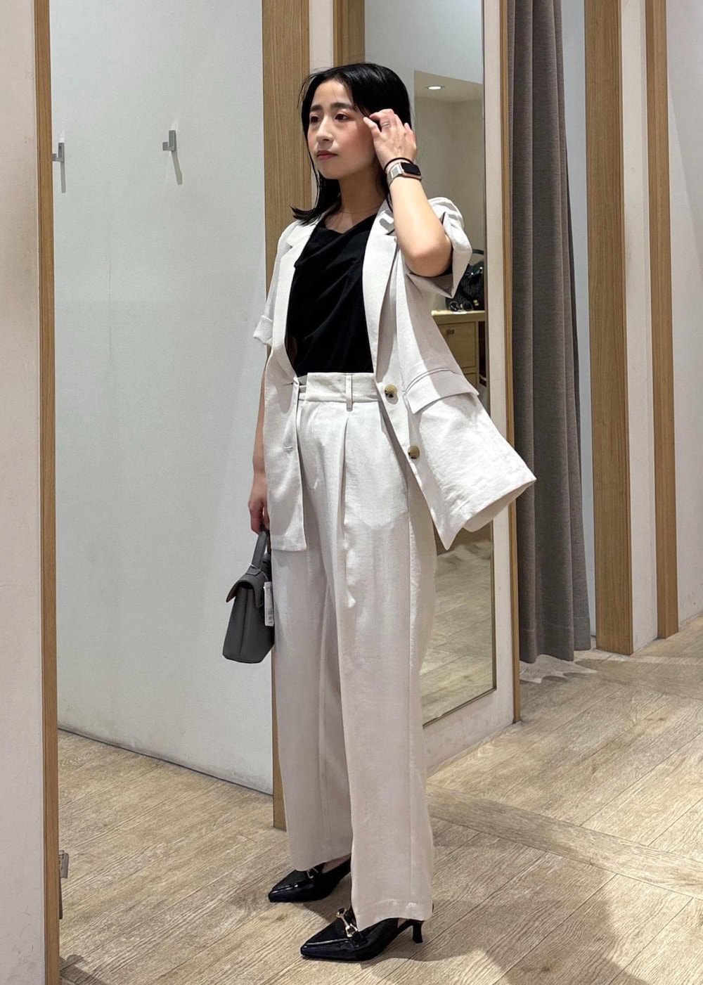 「ワイドパンツ、25SS夏の新作、初夏コーデ、夏コーデ、お仕事コーデ、授業参観日コーデ、パンツスタイル、体型カバー、モノトーンコーデ、シンプルコーデ、きれいめコーデ、VIS、ウェーブ、ブルべ夏、乾燥」｜「VISの【新色追加】ひねり金具ワンハンドルミニショルダーバッグ【2WAY（ショルダーバッグ、グレー系）」を使った、スズさん（レディース・152cm）の春コーディネートの3枚目の写真