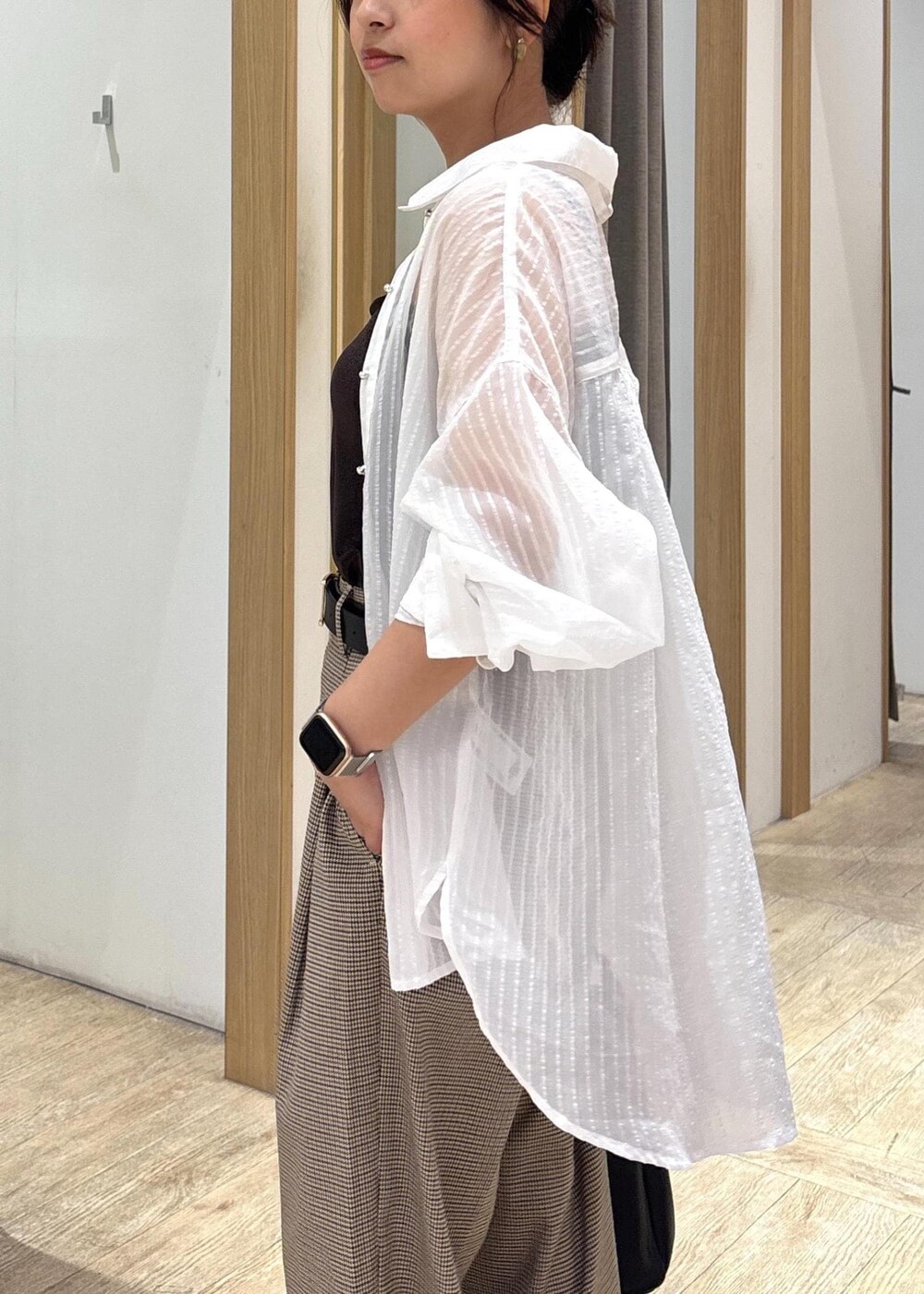 ブラック系のショルダーバッグ、ブラック系のパンプス、ホワイト系のシャツ/ブラウスを着用したレディースの秋コーディネートの7枚目の写真