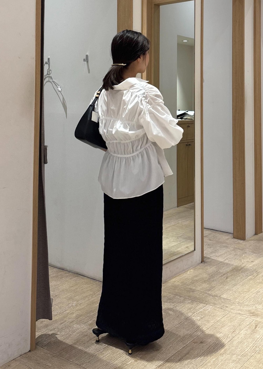 「タイトスカート、25SS夏の新作、初夏コーデ、夏コーデ、デートコーデ、お出かけコーデ、旅行コーデ、女子会コーデ、大人カジュアル、スカートスタイル、カジュアルコーデ、ヘルシーコーデ、VIS、ウェーブ、ブルべ夏」｜「VISの【追加】ハンドルリボンワンショルダーバッグ【180℃美人見え】（ハンドバッグ、ブラック系）」を使った、スズさん（レディース・152cm）の春コーディネートの5枚目の写真