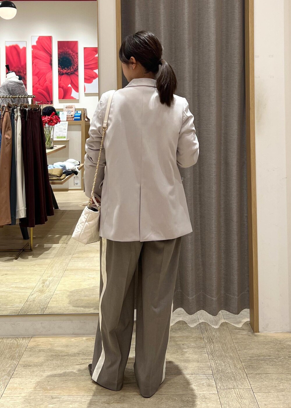 ブラック系のニット/セーター、ブラック系のパンプス、グレー系のその他パンツを着用したレディースの冬コーディネートの4枚目の写真