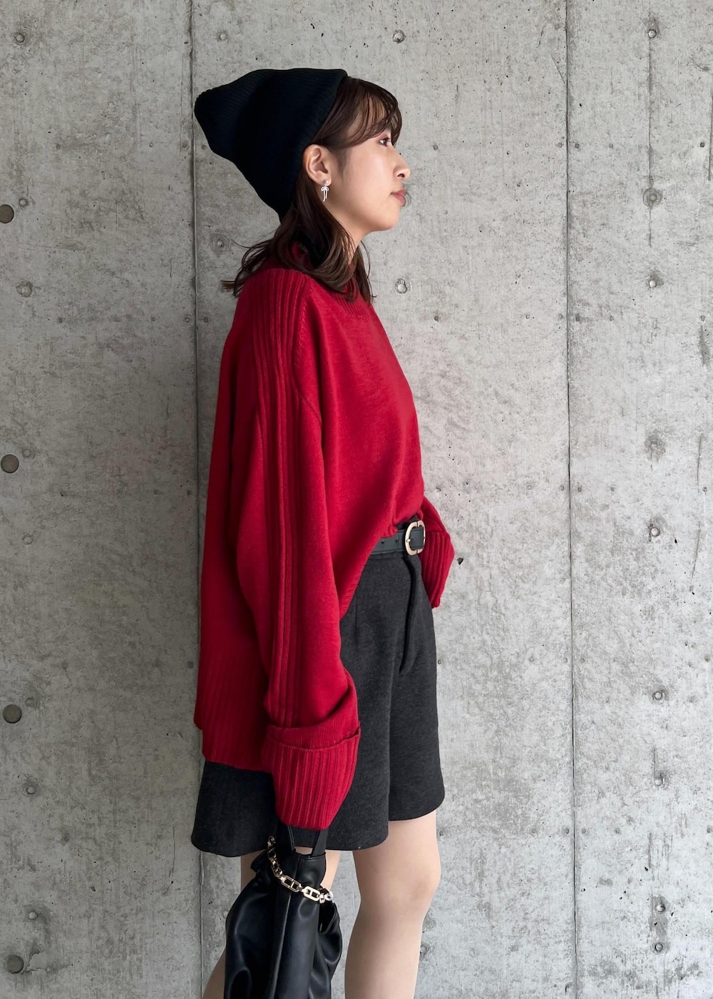 ブラック系のハンドバッグ、グレー系のその他パンツ、ブラック系のブーツを着用したレディースの秋コーディネートの8枚目の写真