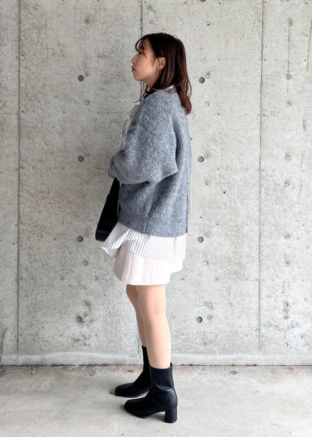 「ショートパンツ、24AW秋の新作、W雑貨_pickup、初秋コーデ、秋コーデ、デートコーデ、お出かけコーデ、推し活コーデ、女子会コーデ、韓国ファッション、大人カジュアル、レイヤード、パンツスタイル、体型カバー、カジュアルコーデ」｜「VISの【洗える】ジャージメルトンショートパンツ（その他パンツ、ベージュ系）」を使った、スズさん（レディース・152cm）の秋コーディネートの4枚目の写真