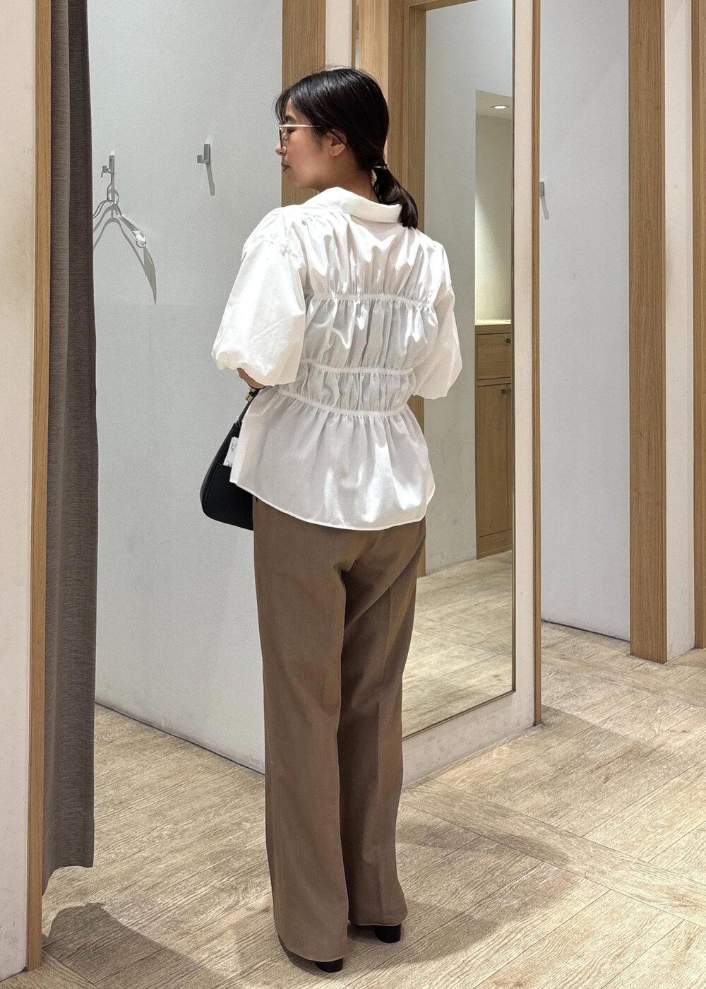 「フレアパンツ、25SS夏の新作、初夏コーデ、夏コーデ、デートコーデ、お出かけコーデ、旅行コーデ、韓国ファッション、大人カジュアル、パンツスタイル、体型カバー、カジュアルコーデ、VIS、ウェーブ、ブルべ夏」｜「VISの【追加】ハンドルリボンワンショルダーバッグ【180℃美人見え】（ハンドバッグ、ブラック系）」を使った、スズさん（レディース・152cm）の春コーディネートの5枚目の写真
