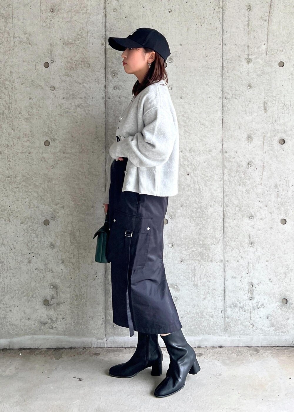 「タイトスカート、カーゴスカート、24AW秋の新作、ウエストマーク、WM羽織_pickup、Wshoes&bag_pickup、W雑貨_pickup、初秋コーデ、秋コーデ、お出かけコーデ、旅行コーデ、女子会コーデ、ストリート、大人カジュアル、スカートスタイル」｜「VISのロゴマーク刺繍キャップ（キャップ、ブラック系）」を使った、スズさん（レディース・152cm）の秋コーディネートの4枚目の写真