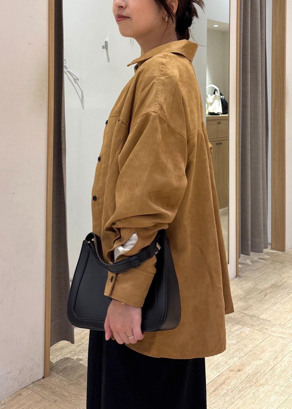 ブラック系のパンプス、ブラック系のスカート、イエロー系のシャツ/ブラウスを着用したレディースの秋コーディネートの8枚目の写真