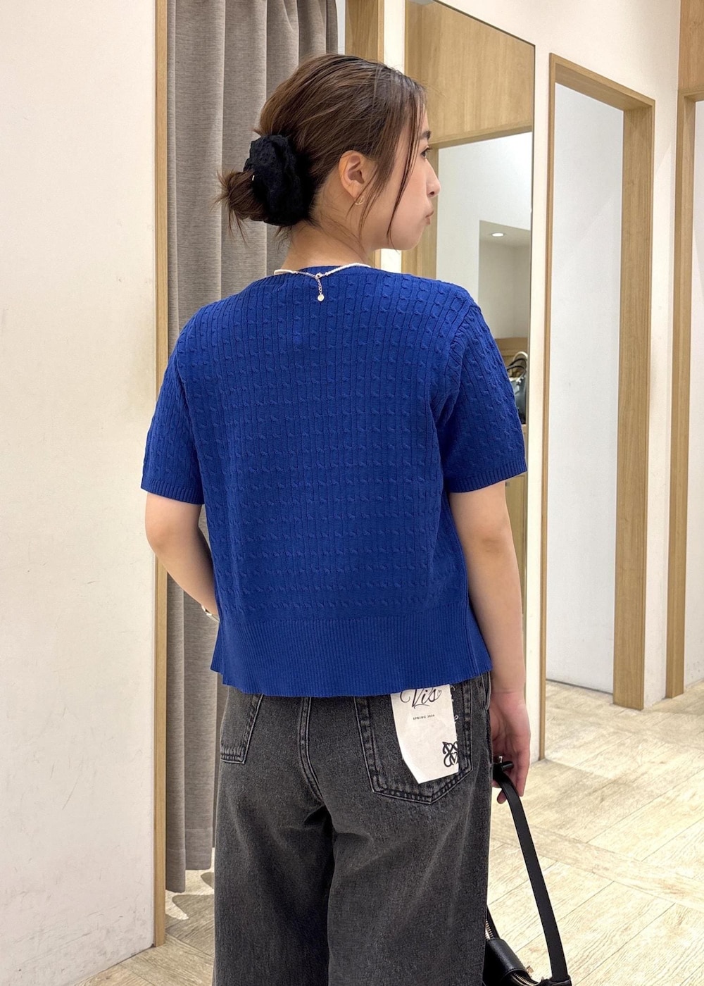 ブラック系のショルダーバッグ、ブラック系のデニムパンツ、ホワイト系のTシャツ/カットソーを着用したレディースの春コーディネートの8枚目の写真