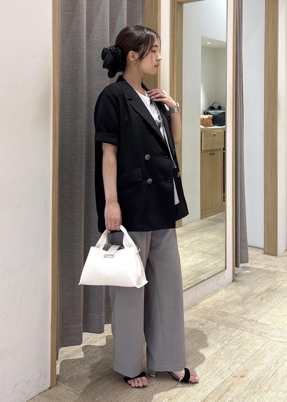 グレー系のTシャツ/カットソー、グレー系のその他パンツ、ブラック系のサンダルを着用したレディースの春コーディネートの2枚目の写真