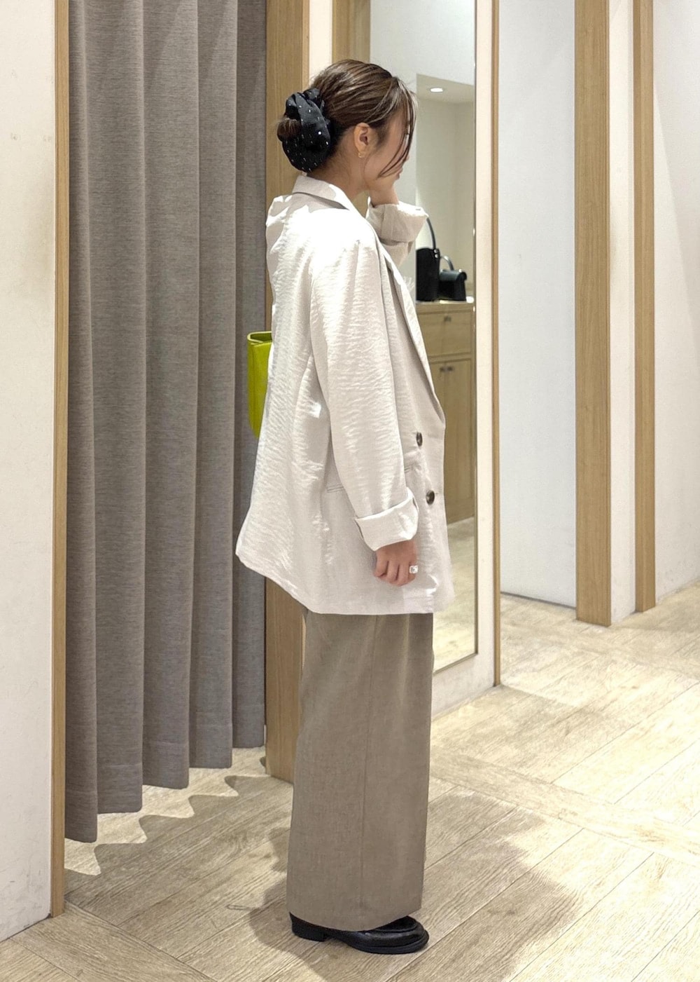 ブラック系のローファー、ベージュ系のその他パンツ、ホワイト系のテーラードジャケットを着用したレディースの春コーディネートの2枚目の写真