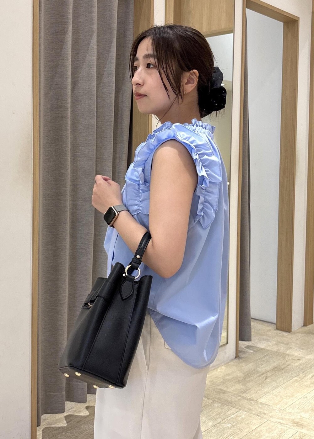 ブラック系のパンプス、ホワイト系のその他パンツ、ブラック系のショルダーバッグを着用したレディースの春コーディネートの5枚目の写真