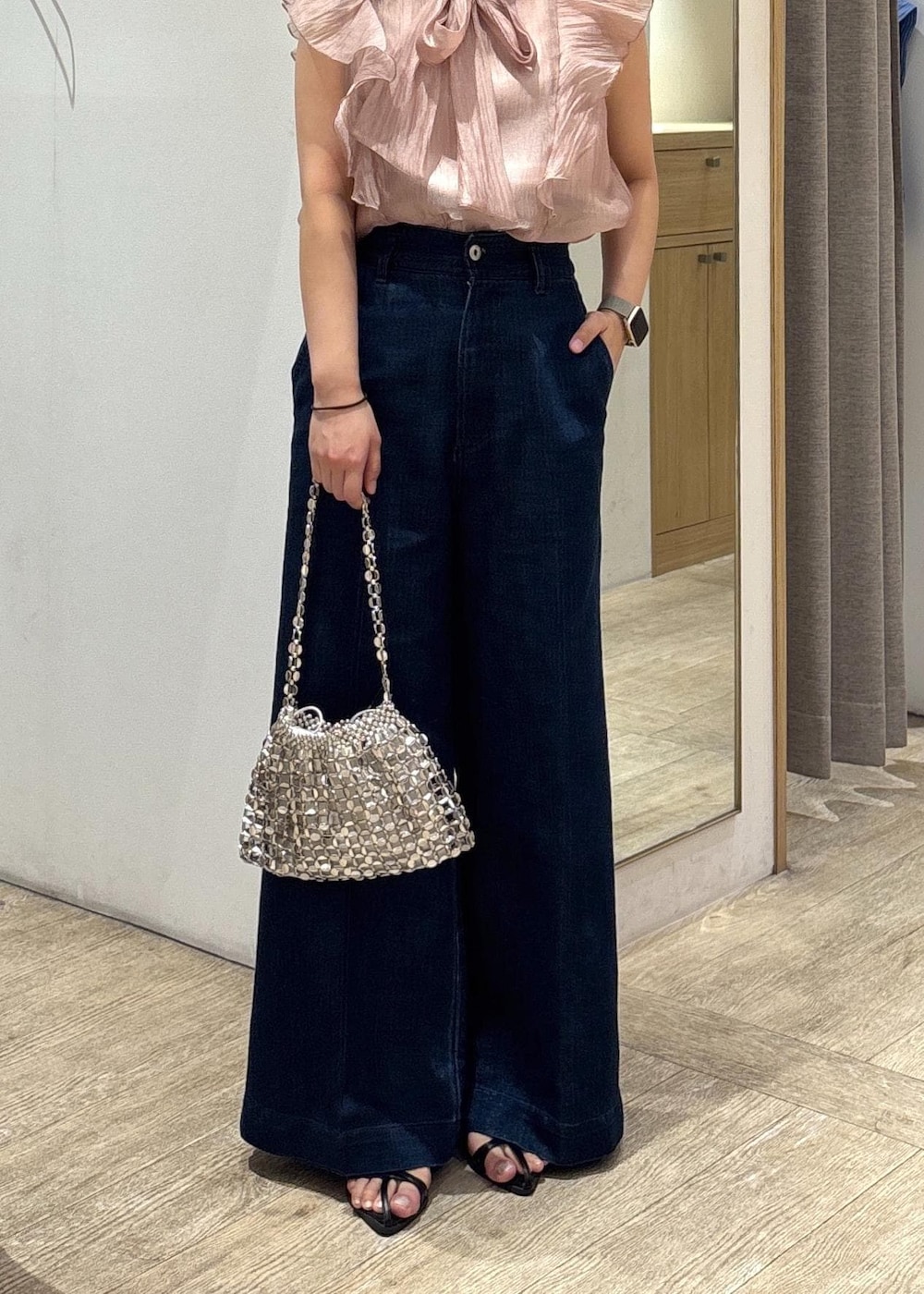 ブラック系のサンダル、ピンク系のシャツ/ブラウス、ブルー系のデニムパンツを着用したレディースの夏コーディネートの9枚目の写真