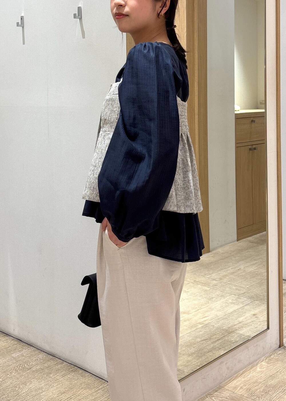 ブラック系のショルダーバッグ、ブルー系のシャツ/ブラウス、シルバー系のパンプスを着用したレディースの春コーディネートの9枚目の写真