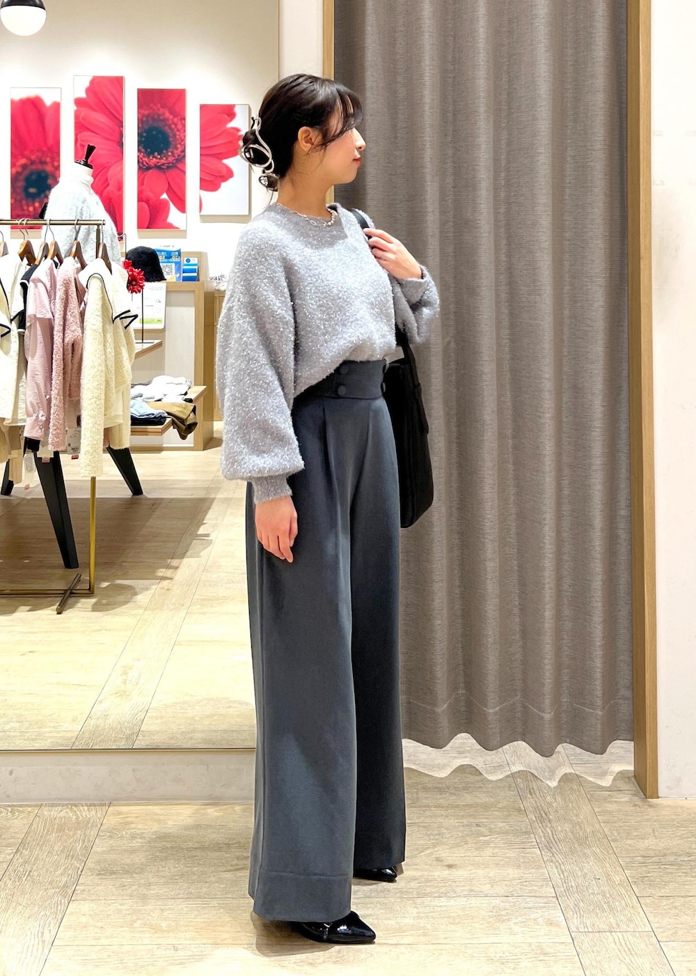 ブラック系のパンプス、グレー系のニット/セーター、グレー系のその他パンツを着用したレディースの冬コーディネートの3枚目の写真