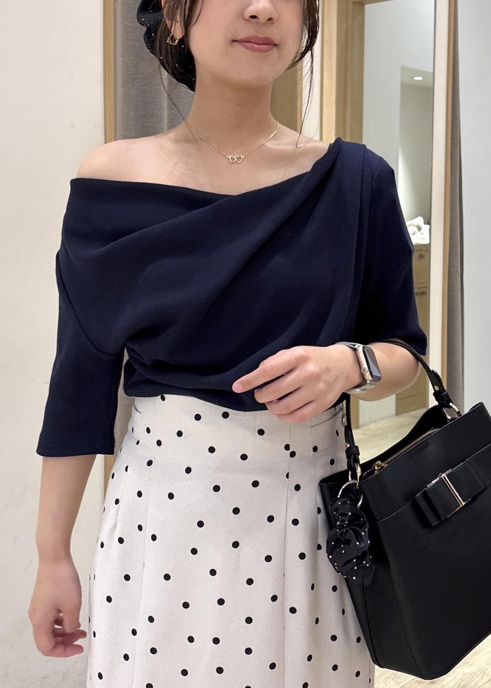 シルバー系のサンダル、ブルー系のTシャツ/カットソー、ブラック系のショルダーバッグを着用したレディースの夏コーディネートの5枚目の写真