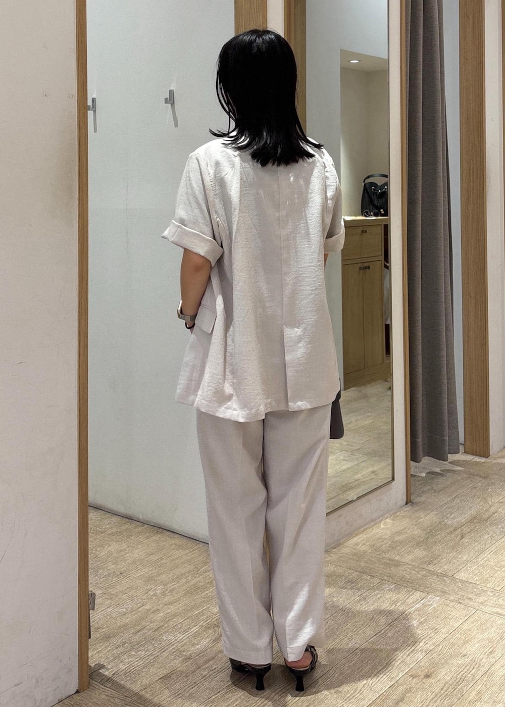 「ワイドパンツ、25SS夏の新作、初夏コーデ、夏コーデ、お仕事コーデ、授業参観日コーデ、パンツスタイル、体型カバー、モノトーンコーデ、シンプルコーデ、きれいめコーデ、VIS、ウェーブ、ブルべ夏、乾燥」｜「VISの【新色追加】ひねり金具ワンハンドルミニショルダーバッグ【2WAY（ショルダーバッグ、グレー系）」を使った、スズさん（レディース・152cm）の春コーディネートの4枚目の写真