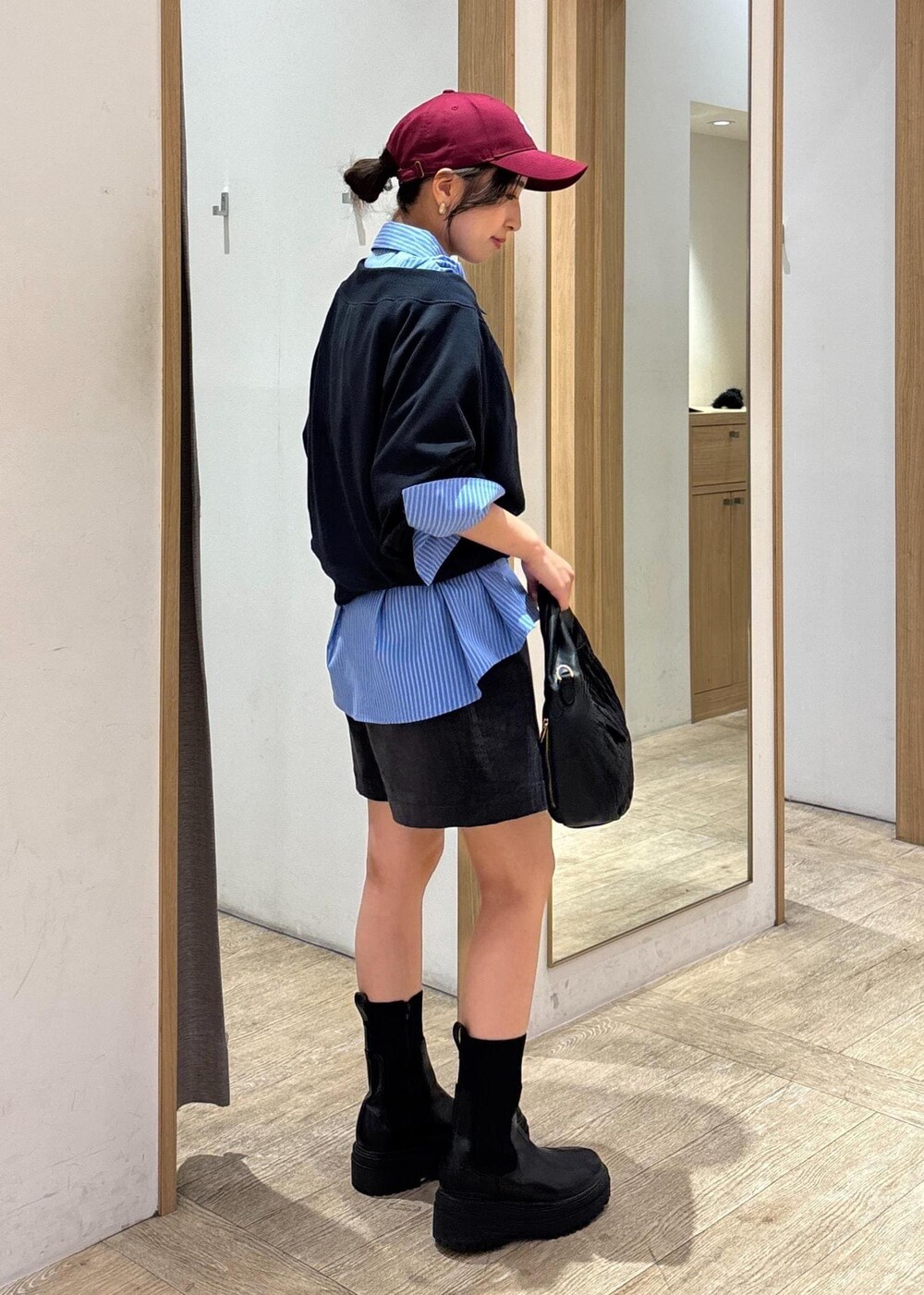 ブラック系のブーツ、ブルー系のシャツ/ブラウス、ブルー系のスウェットを着用したレディースの秋コーディネートの3枚目の写真