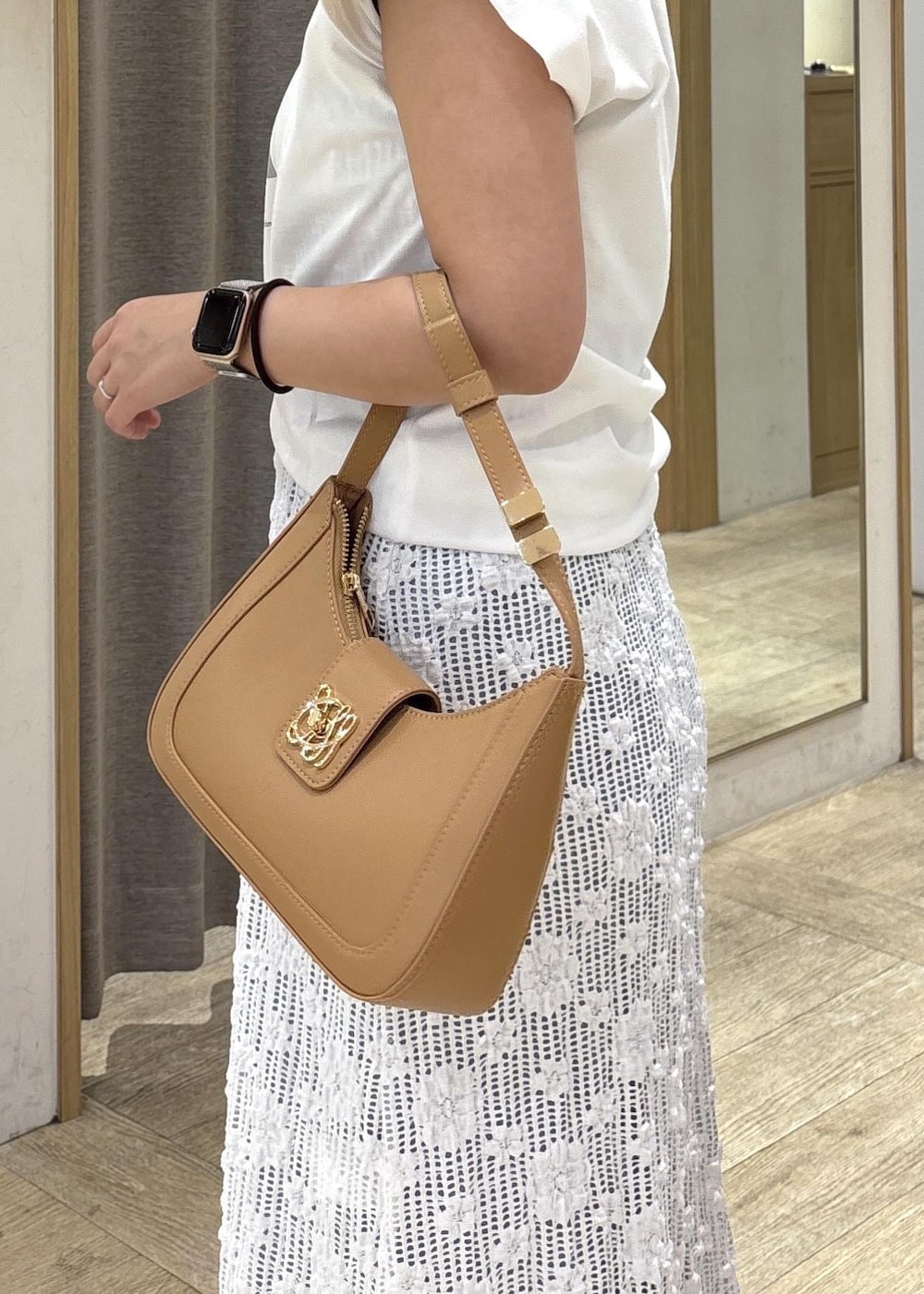 イエロー系のショルダーバッグ、ホワイト系のサンダル、ブルー系のその他パンツを着用したレディースの春コーディネートの9枚目の写真