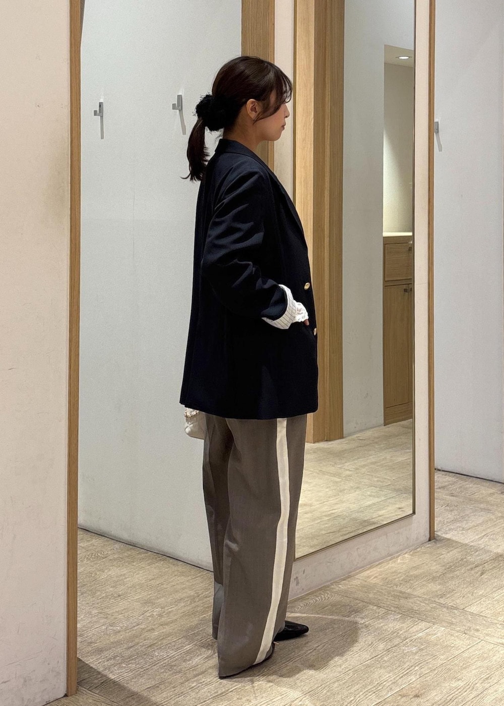 「インナー、ワイドパンツ、25SS春の新作、初春コーデ、春コーデ、お出かけコーデ、旅行コーデ、女子会コーデ、韓国ファッション、大人カジュアル、パンツスタイル、カジュアルコーデ、VIS、ウェーブ、ブルべ夏」｜「VISのへリンボーンストレートラインパンツ（その他パンツ、グレー系）」を使った、スズさん（レディース・152cm）の冬コーディネートの4枚目の写真