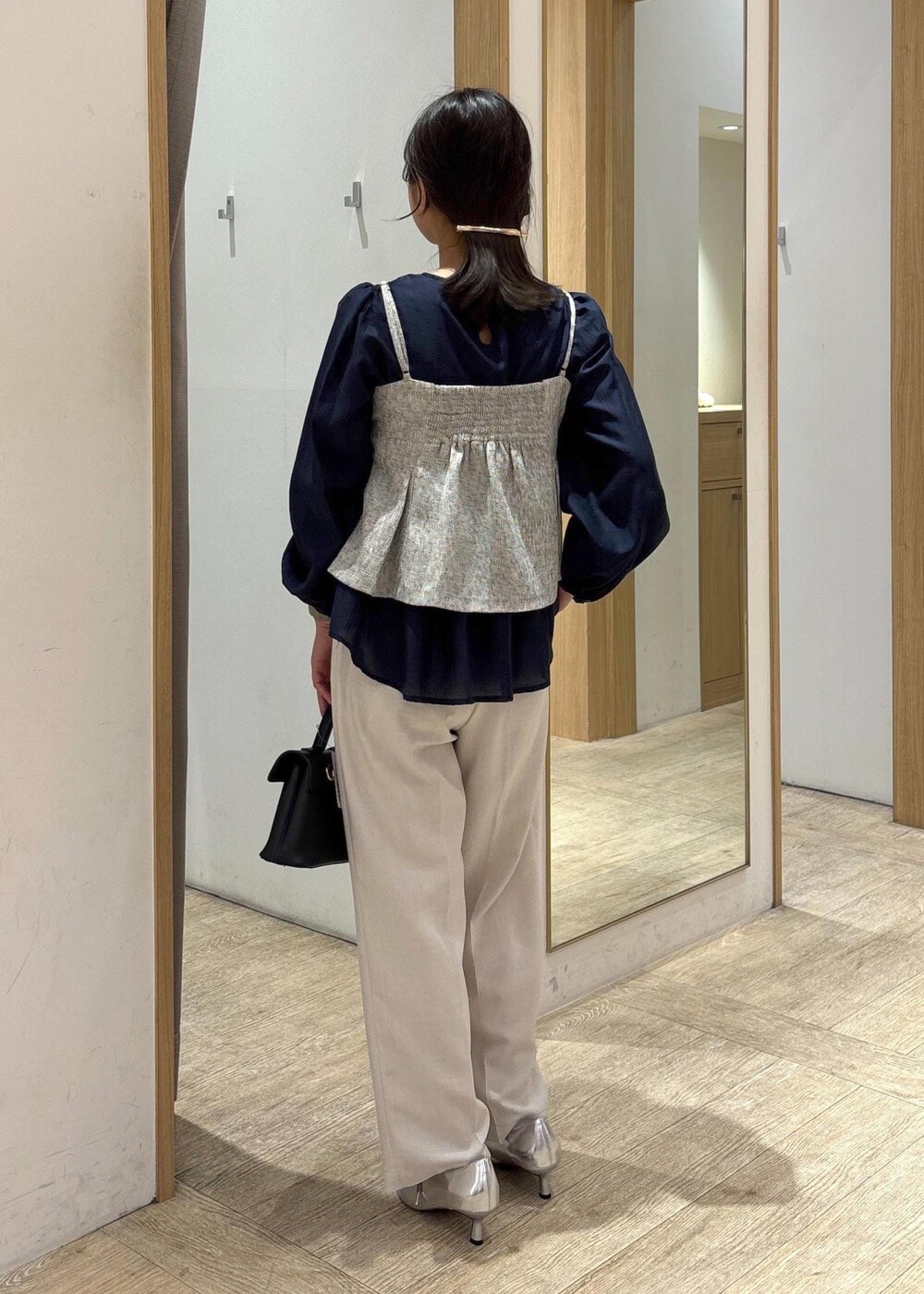 ブラック系のショルダーバッグ、ブルー系のシャツ/ブラウス、シルバー系のパンプスを着用したレディースの春コーディネートの5枚目の写真